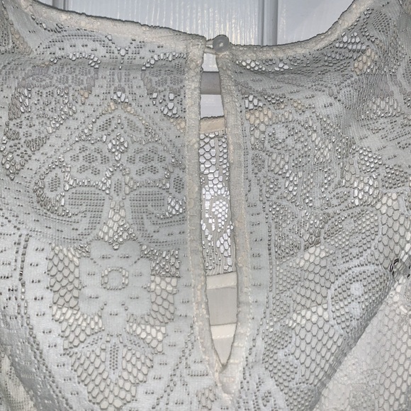Lace dress - Picture 3 of 4